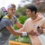 Holger Rune y Carlos Alcaraz se saludan antes del comienzo de Wimbledon 2023