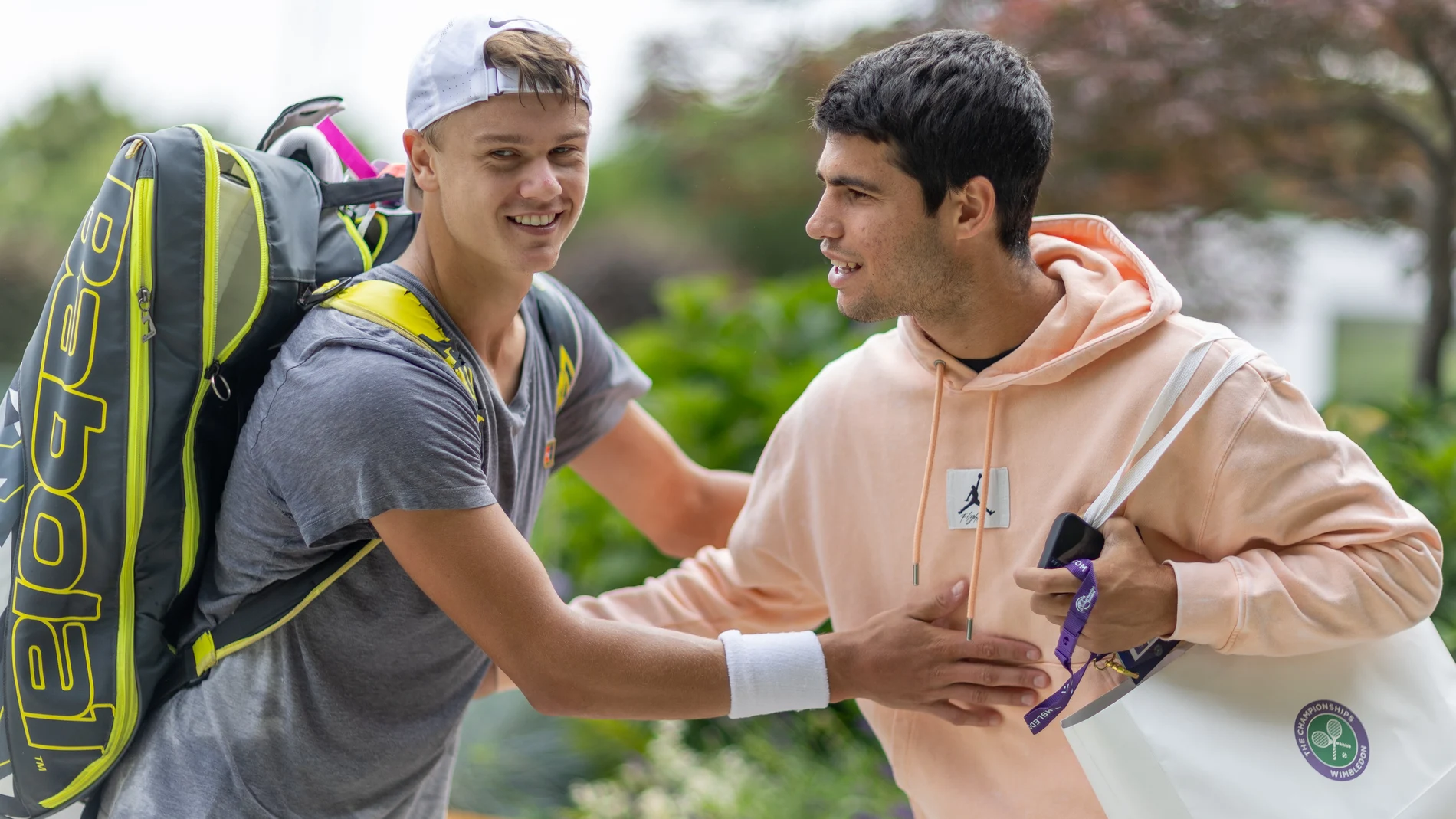 Holger Rune y Carlos Alcaraz se saludan antes del comienzo de Wimbledon 2023