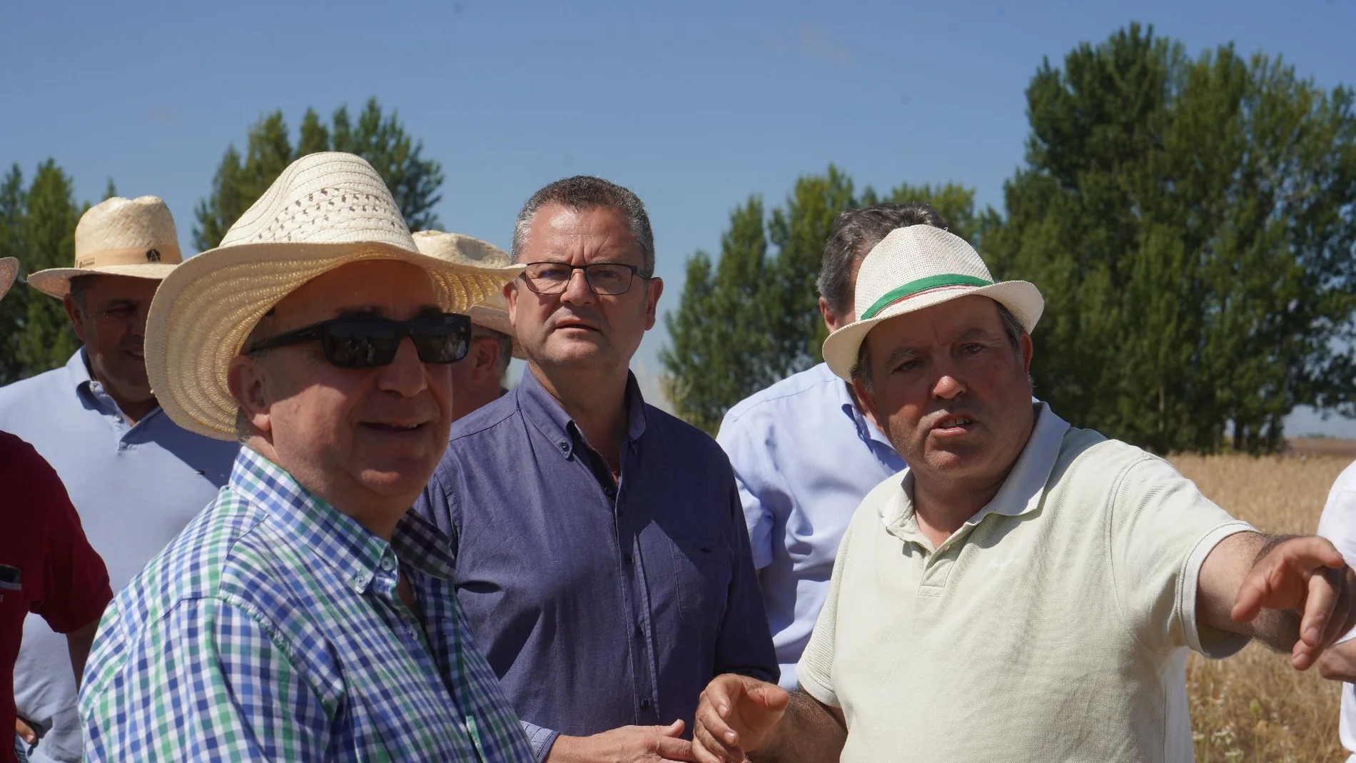 El consejero Gerardo Dueñas, con varios agricultores tras presentar los datos de la campaña de cereal