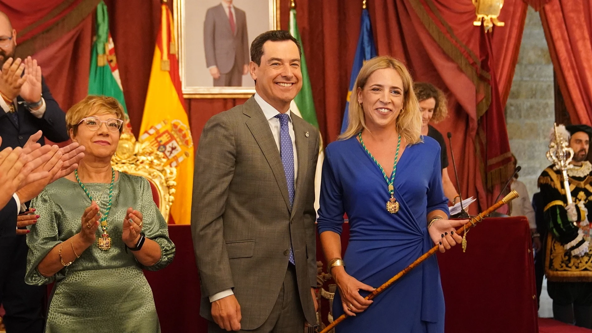Almudena Martínez del Junco, presidenta de la Diputación de Cádiz, con Juanma Moreno. JUNTA DE ANDALUCÍA 12/07/2023