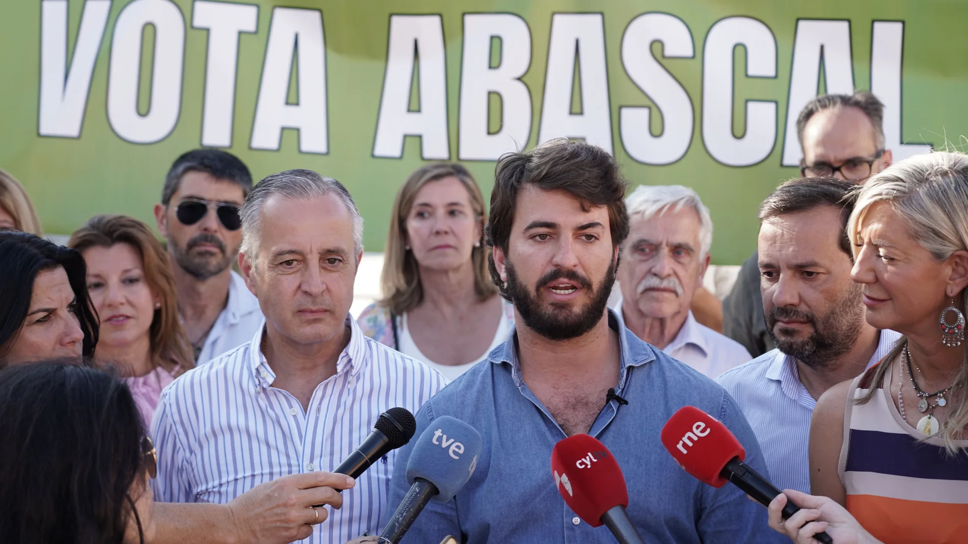 García-Gallardo atiende a la prensa en Simancas junto a Pablo Sáez, entre otros