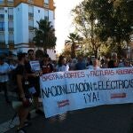 Sevilla.- Barrios Hartos protesta en el centro por los cortes de luz y reclama "medidas reales" ante otro "largo verano"