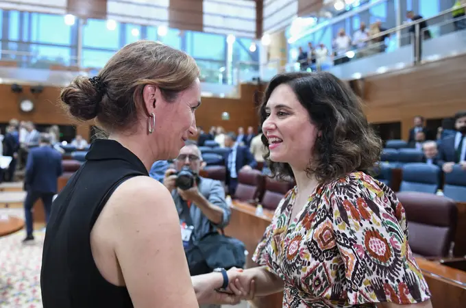 Ayuso reaparece en la Asamblea de Madrid: abrazo con Mónica García y charla con Lobato