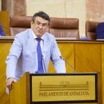 El parlamentario de Vox, Rafael Segovia, este jueves en la tribuna de oradores del Parlamento de Andalucía.