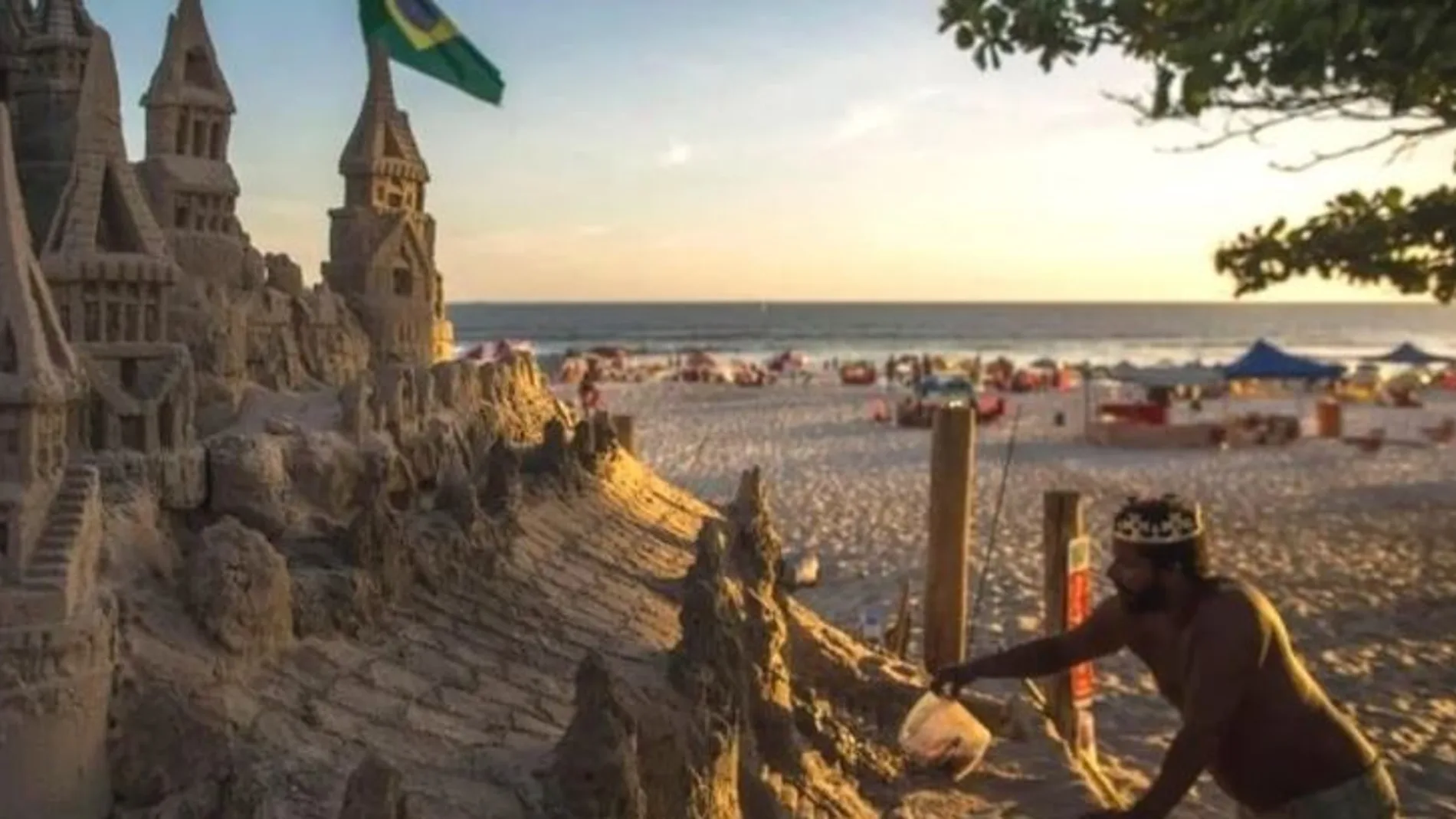 "El rey de la playa" cuida su castillo de arena todos los días, para que su fortaleza siga intacta