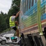 Dolor en León tras la muerte de dos jóvenes arrollados en su coche por un tren en Lugo