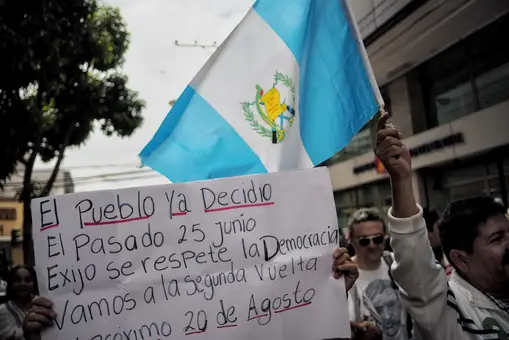 Otra piedra para Arévalo en Guatemala: ordenan suspender su partido