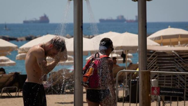 Varios municipios del litoral gaditano han cortado el agua de las duchas de sus playas
