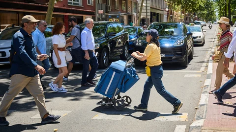 Un cartero de Correos en la calles de Madrid. La compañía de mensajería postal ha explicado que el aumento de la plantilla de trabajadores se debe al incremento del número de solicitudes de voto por correo para las elecciones generales del 23J y la coincidencia de los comicios con las vacaciones de verano, © Alberto R. Roldán / Diario La Razón. 14 07 2023