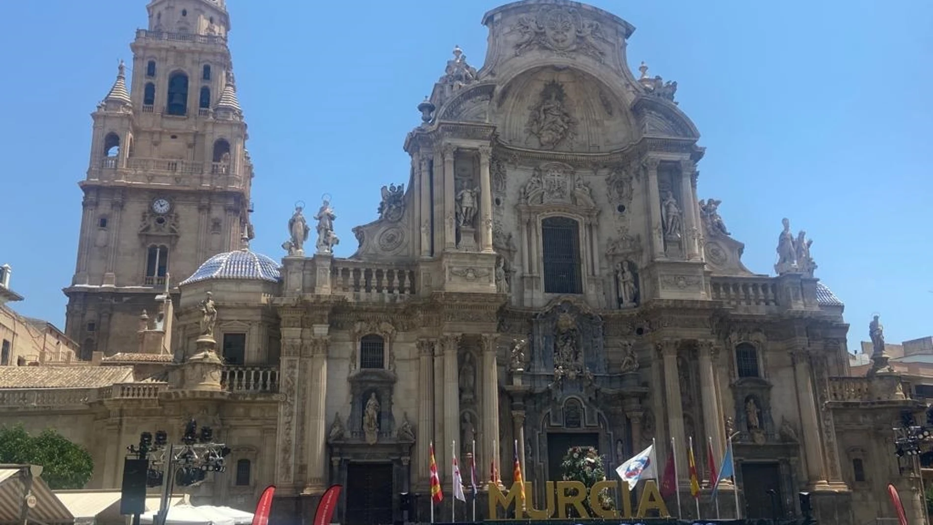 El alcalde de Murcia, José Ballesta, ha mantenido este viernes un encuentro de trabajo con el obispo de la Diócesis de Cartagena, José Manuel Lorca Planes