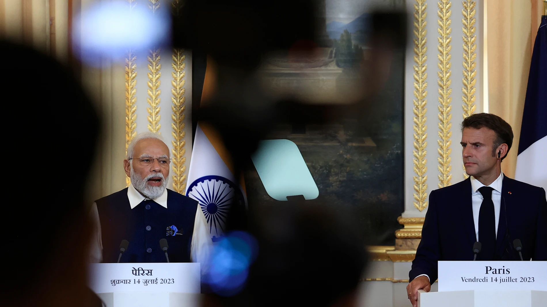 Paris (Fra), 14/07/2023.- Indian Prime Minister Narendra Modi (L) and French President Emmanuel Macron attend a joint press conference at the Elysee Palace in Paris, France, 14 July 2023. India was the guest of honor at this year'Äôs Bastille Day parade, with the Indian prime minister watching alongside the French president. About 240 Indian troops led the march down the Champs-Elysees before thousands of French forces, and French-made Indian warplanes joined the aerial display. (Francia) EFE...