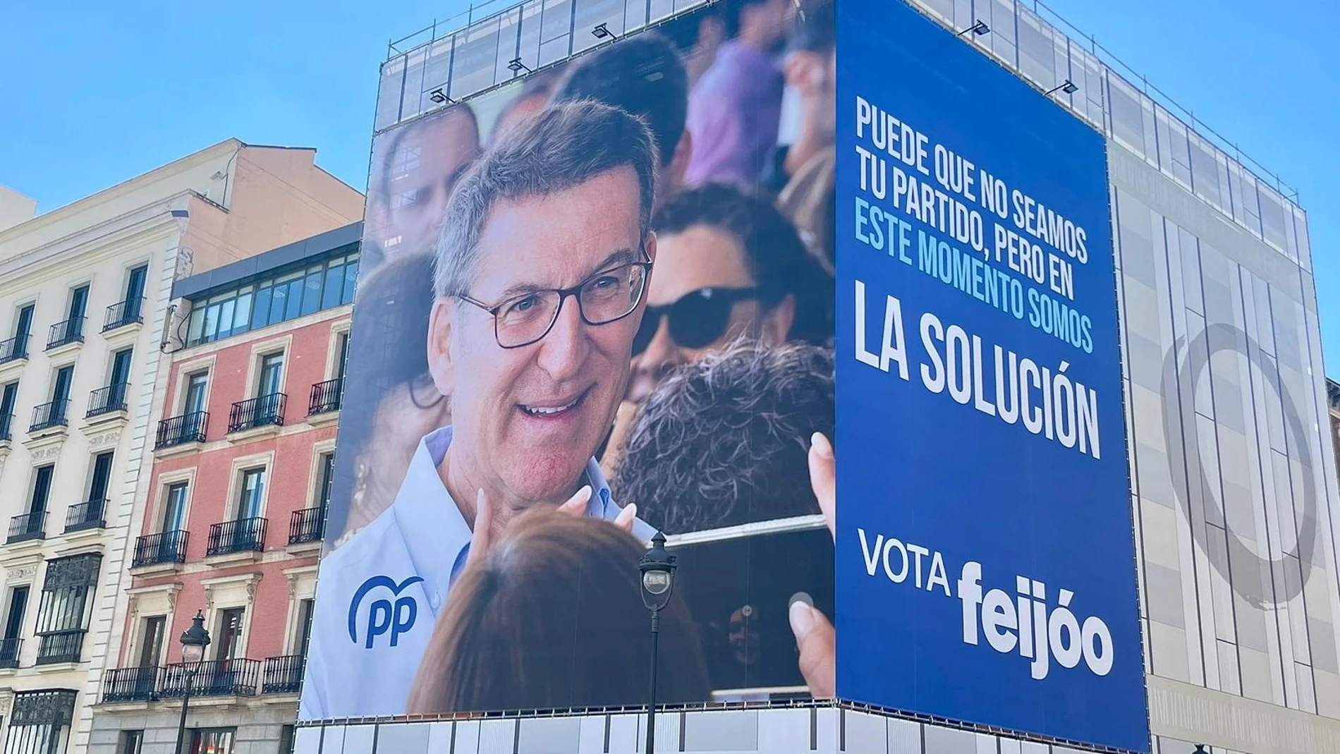 El PP cuelga una lona apelando al voto útil a Feijóo: "Puede que no seamos tu partido, pero somos la solución"
