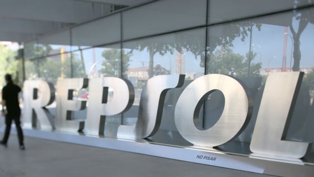 Economía/Empresas.- La CNMC autoriza en primera fase la compra por Repsol del 50% de CHC Energía