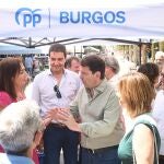 Mañueco conversa con vecinos de Miranda de Ebro en compañía de Ángel Ibáñez