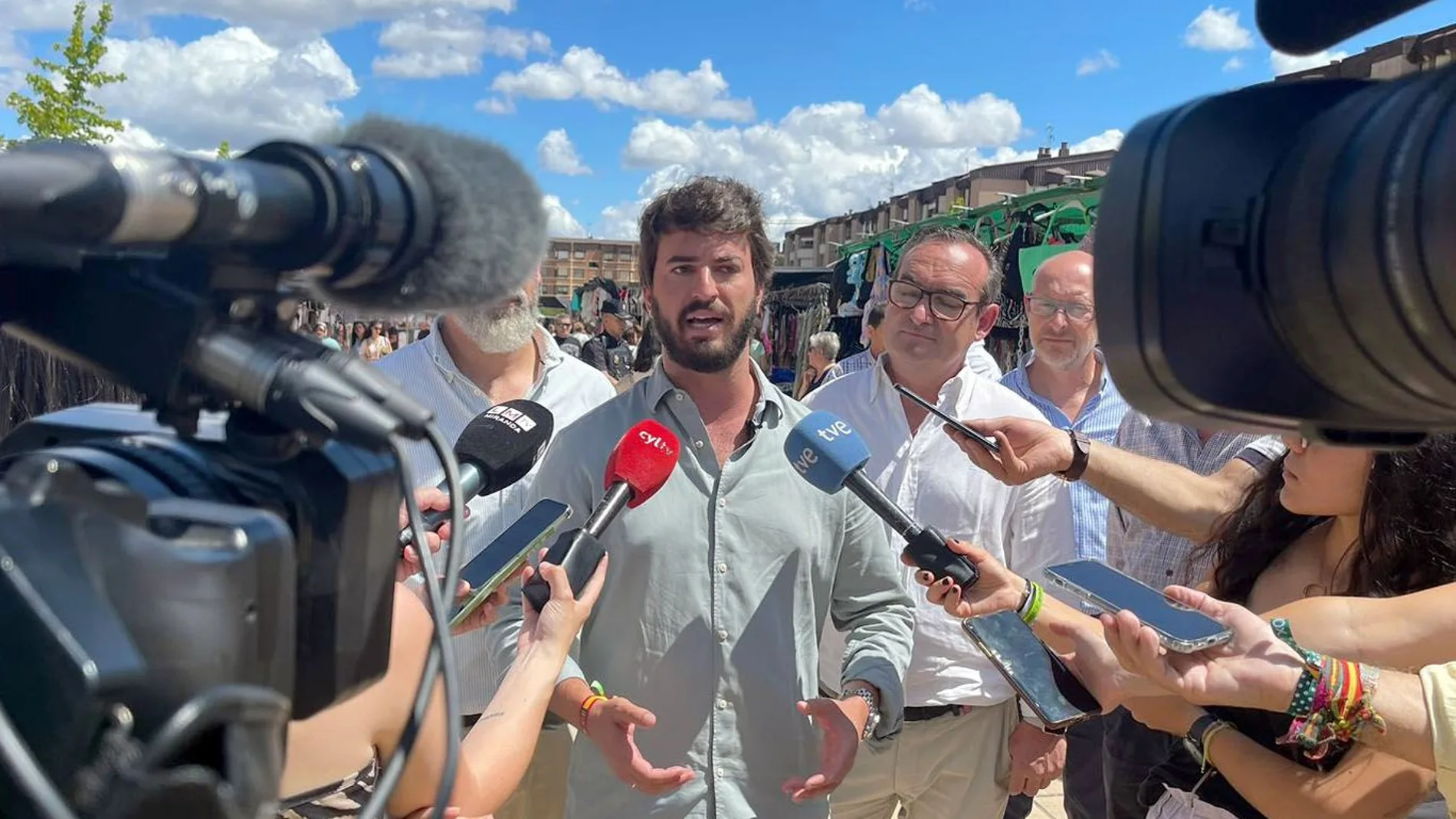 García-Gallardo atiende a los medios en Miranda de Ebro (Burgos)