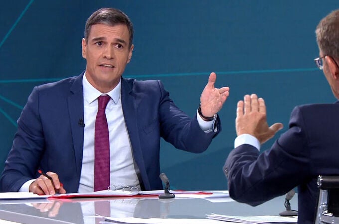 El presidente del Gobierno y candidato del PSOE a la reelección, Pedro Sánchez (i), y el candidato del PP a la presidencia, Alberto Núñez Feijóo (d), durante el programa 'Cara a Cara. El Debate', en Atresmedia,