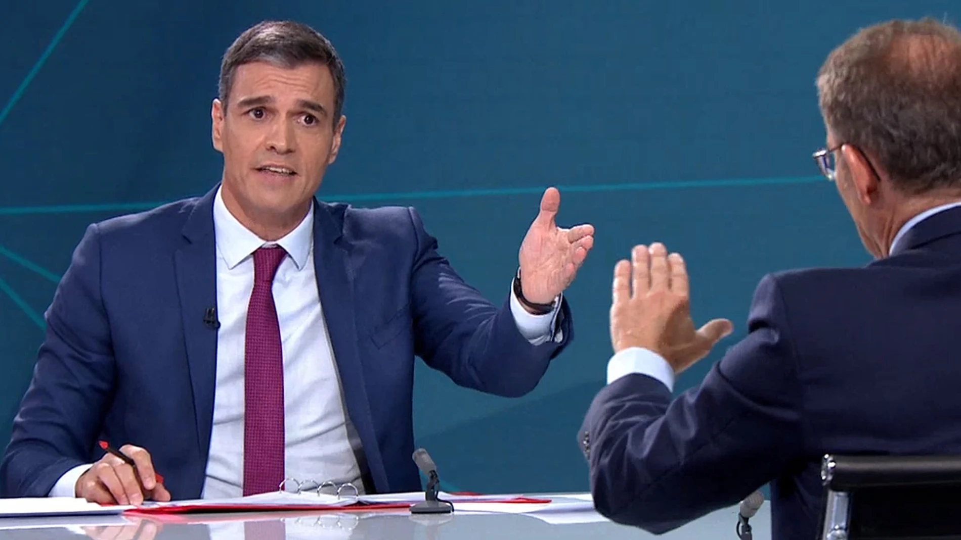 El presidente del Gobierno y candidato del PSOE a la reelección, Pedro Sánchez (i), y el candidato del PP a la presidencia, Alberto Núñez Feijóo (d), durante el programa 'Cara a Cara. El Debate', en Atresmedia,