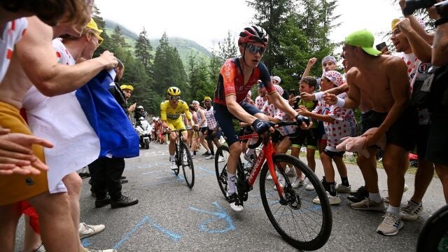 AV.- Ciclismo/Tour.- Carlos Rodríguez se corona en Morzine frente a Pogacar y Vingegaard