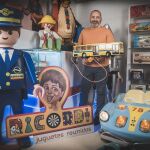 José Manuel posa con el autobús Mercedes de Rico, su juguete favorito y con el que empezó su pasión