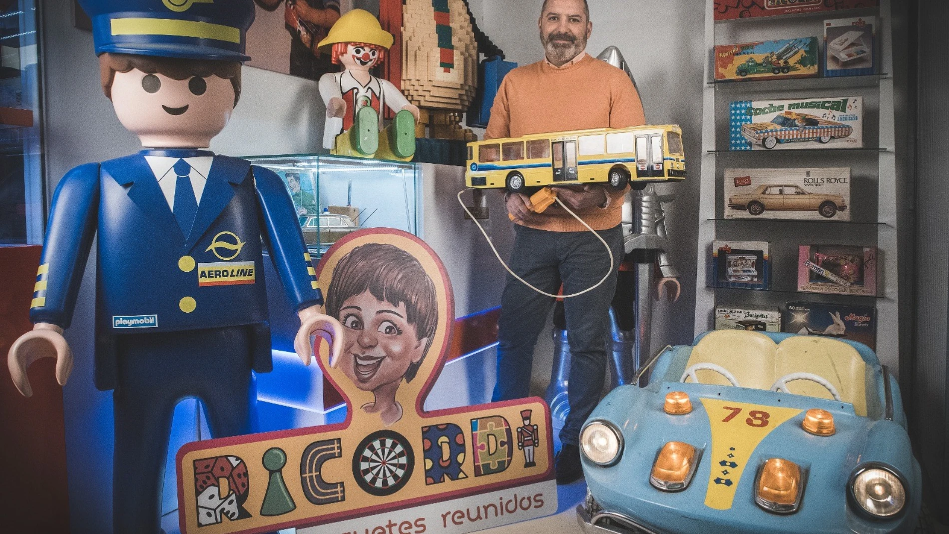 José Manuel posa con el autobús Mercedes de Rico, su juguete favorito y con el que empezó su pasión
