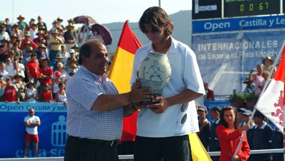 Pedro Muñoz entrega a Nadal el título de campeón de El Espinar