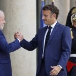 French President Emmanuel Macron (R) greets Brazil's President Luiz Inacio Lula da Silva (L) prior to their working lunch at the Elysee Palace, amid the New Global Financial Pact Summit in Paris on June 23, 2023. 
