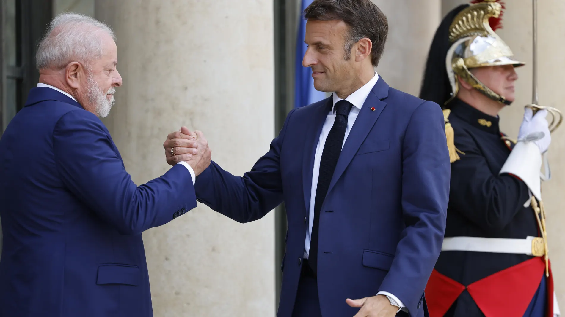 French President Emmanuel Macron (R) greets Brazil's President Luiz Inacio Lula da Silva (L) prior to their working lunch at the Elysee Palace, amid the New Global Financial Pact Summit in Paris on June 23, 2023. 