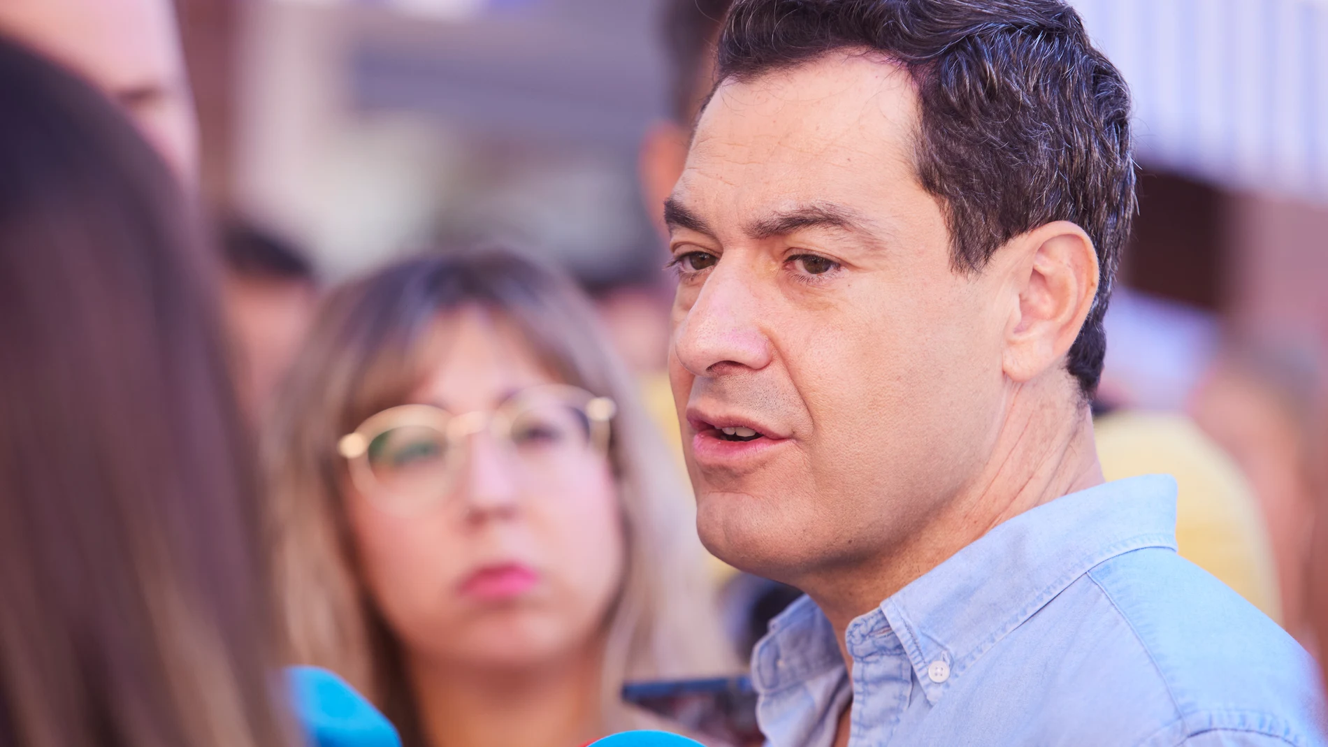 El presidente del Partido Popular de Andalucía, Juanma Moreno, atiende a los medios de comunicación durante la atención a medios de la localidad de Dos Hermanas, 16 de julio de 2023 en Sevilla (Andalucía, España). El presidente del Partido Popular de Andalucía, Juanma Moreno, ha atendido a los medios de comunicación junto con el candidato número uno del PP por Sevilla al Congreso de los Diputados, Juan Bravo, para comunicar el problema en la gestión del voto por correo a una semana de las ele...