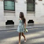 Violeta Mangriñán nos ha enamorado con un vestido mini de vuelo perfecto para las tardes de verano