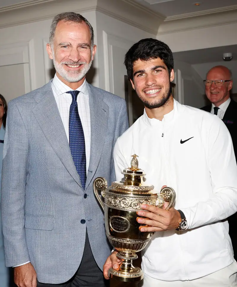 El rey Felipe VI posa con Carlos Alcaraz tras conquistar el torneo de Wimbledon