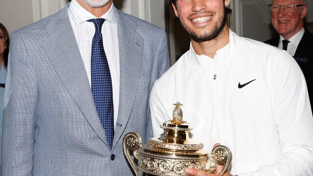 El rey Felipe VI posa con Carlos Alcaraz tras conquistar el torneo de Wimbledon