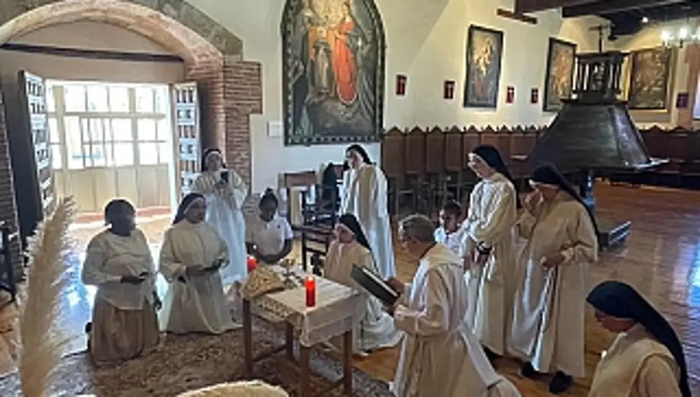 El obispo reza junto con las monjas del convento