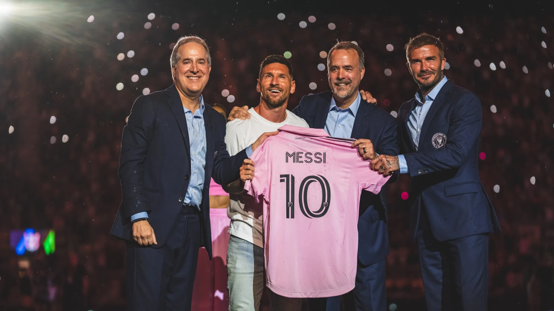 Leo Messi posa con su nueva camiseta del Inter de Miami junto a los dirigentes del club, entre ellos David Beckham, dueños del club. INTER DE MIAMI 17/07/2023