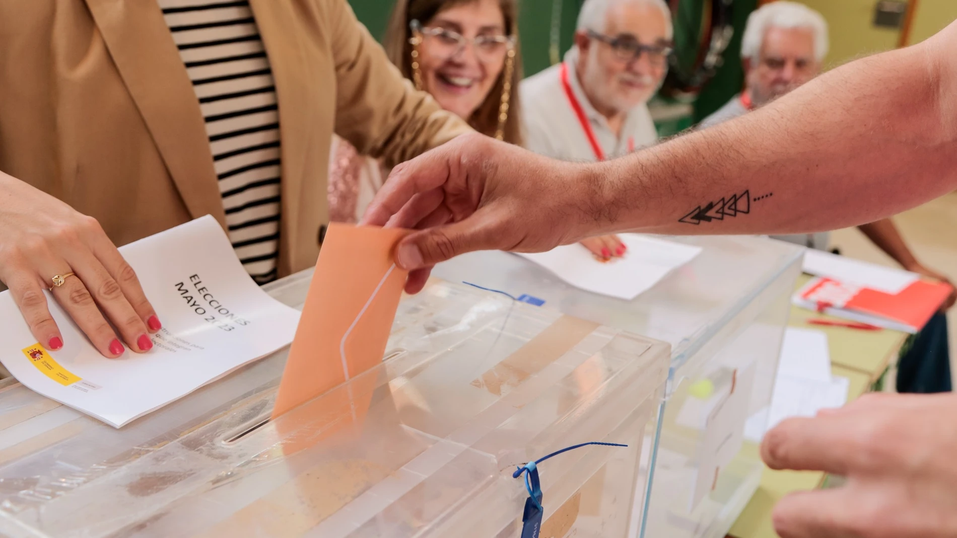 Votación en un colegio electoral de Mérida AYUNTAMIETNO DE MÉRIDA 17/07/2023