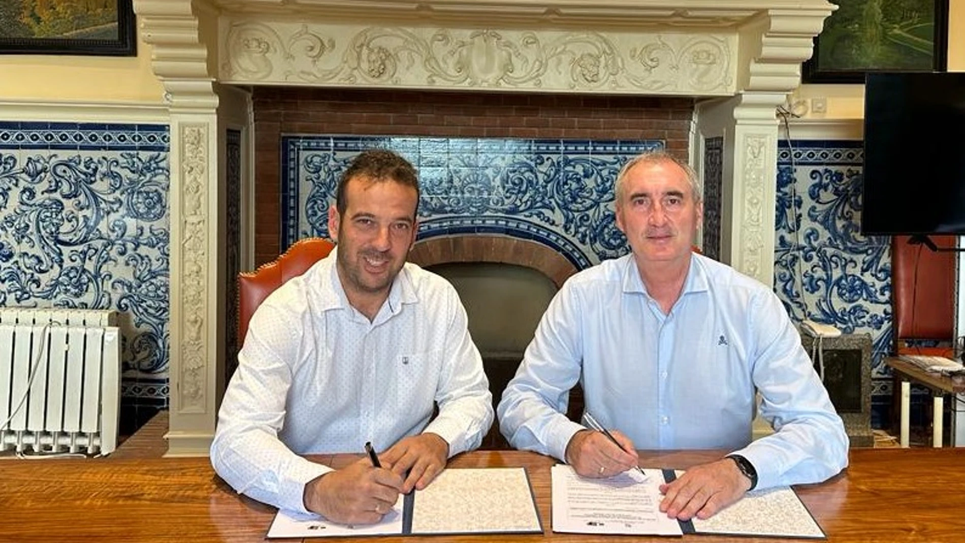 Firma del convenio con el alcalde de Segovia, José Mazarías