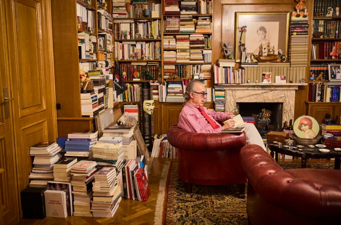 El poeta Luis Alberto de Cuenca, que fue secretario de estado de cultura y director de la biblioteca nacional nos muestra su biblioteca personal ubicada en un piso en Madrid. 
