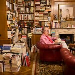 El poeta Luis Alberto de Cuenca, que fue secretario de estado de cultura y director de la biblioteca nacional nos muestra su biblioteca personal ubicada en un piso en Madrid. 