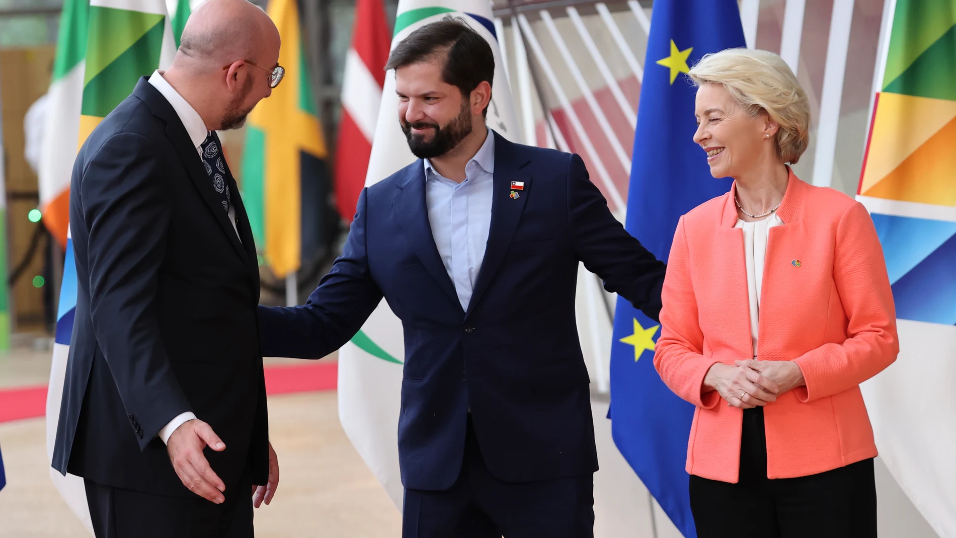 European Council President Charles Michel, left, and European Commission President Ursula von der Leyen, right, welcome Chile's President Gabriel Boric to a round table meeting at the third EU-CELAC summit that brings together leaders of the EU and the Community of Latin American and Caribbean States in Brussels, Belgium, Monday, July 17, 2023. (AP Photo/Francois Walschaerts)