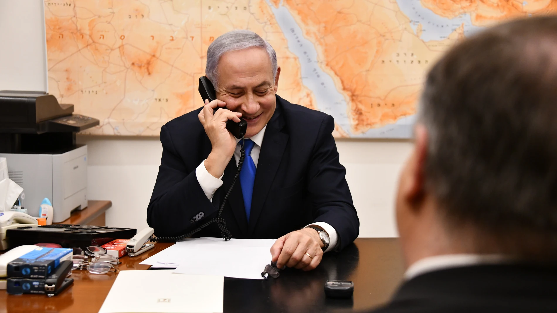 March 21, 2019 - Jerusalem, Israel - Israeli Prime Minister Benjamin Netanyahu smiles as he speaks by phone with U.S. President Donald Trump from his office March 21, 2019 in Jerusalem, Israel. Trump surprised Netanyahu telling him the U.S. will recognize Israeli sovereignty over the occupied Golan Heights, which it captured from Syria in 1967. (Foto de ARCHIVO) 21/03/2019