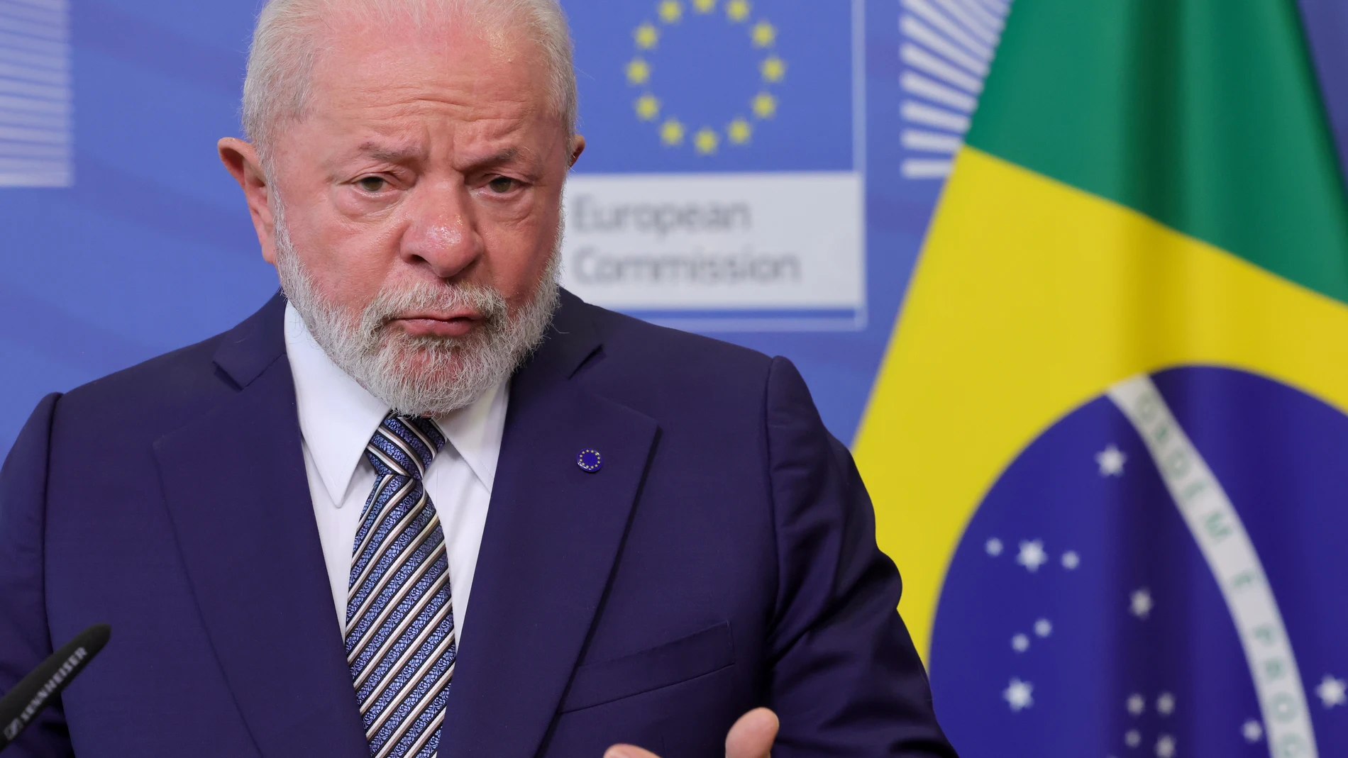Brussels (Belgium), 17/07/2023.- Brazil's President Luiz Inacio Lula da Silva addresses members of the media prior to a meeting with the President of the European Commission in Brussels, Belgium, 17 July 2023, on the day of the third EU-CELAC summit between leaders from the EU and the Community of Latin American and Caribbean States (CELAC). (Bélgica, Brasil, Bruselas) EFE/EPA/OLIVIER MATTHYS 