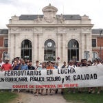 Trabajadores de Renfe se concentran en Valladolid para denunciar la falta de personal