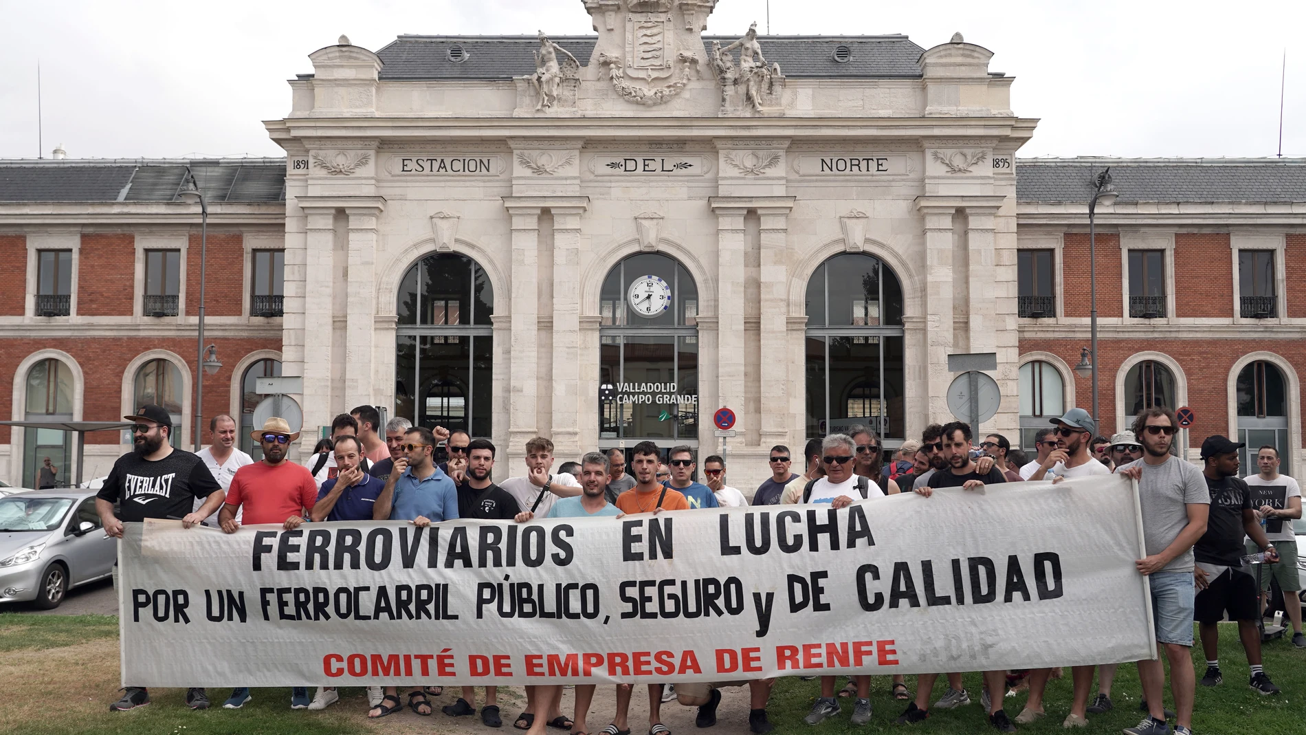 Trabajadores de Renfe se concentran en Valladolid para denunciar la falta de personal