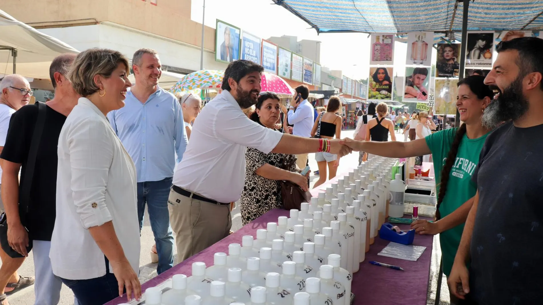 López Miras visita un mercado en Cartagena acompañado por la alcaldesa, Noelia Arroyo