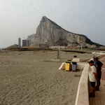 Peñón de Gibraltar desde la playa de Levante de La Línea de la Concepción (Cádiz)