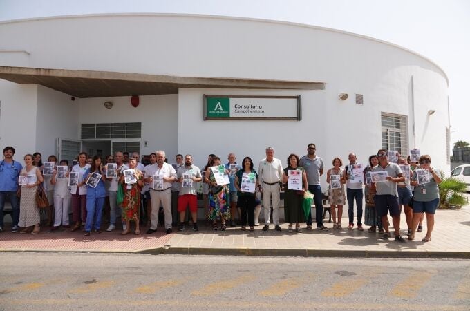 Concentración frente al centro de salud de Níjar (Almería) por la agresión a una médica