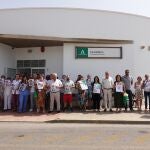 Concentración frente al centro de salud de Níjar (Almería) por la agresión a una médica