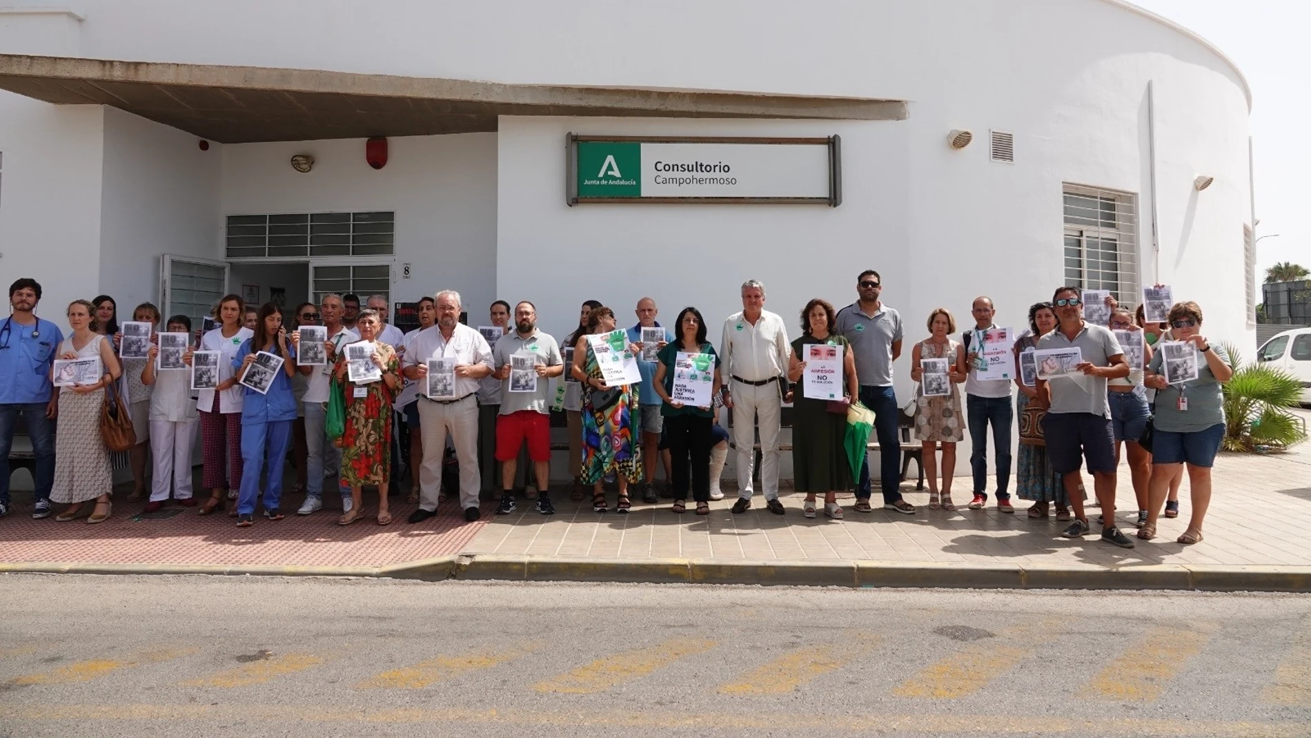 Concentración frente al centro de salud de Níjar (Almería) por la agresión a una médica