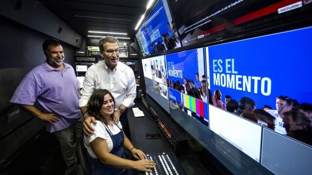 Feijóo visitando una unidad móvil en uno de los actos del PP en campaña