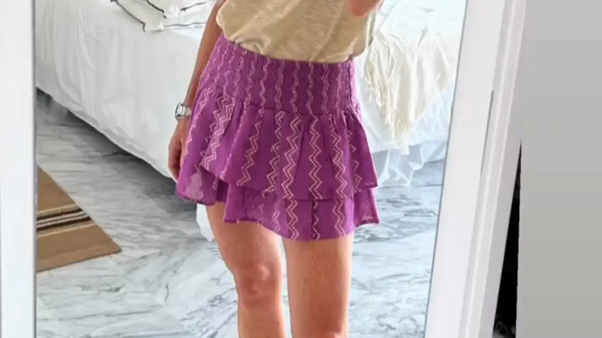 Amelia Bono con falda corta.