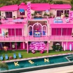 Sumérgete en el mundo de Barbie: Airbnb ofrece pasar una noche en su casa de ensueño en Malibú